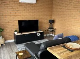 Lbarza Brand New Central 1BR Self Contained Apartment