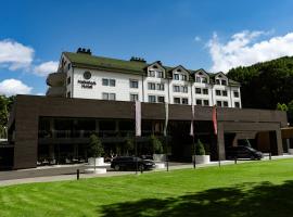 HABAKUK Wellness & Event Hotel，位于马里博尔的带泳池的酒店