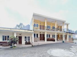 Villa Bukit Bunga Syariah RedPartner Pacet，位于Mojokerto的酒店