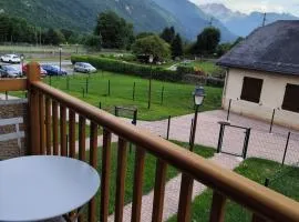 Ossau T2 refait a neuf vue montagne proximite du ski navette au village linge de maison inclus au pied de la montagne parking