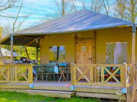 Glamping Safarilodge 'Grutte Fiif' met airco, extra keuken op veranda en privé achtertuin，位于赫劳的酒店