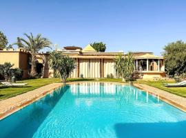 DAR SMAWAR top piscine chauffée 15mn centre ville，位于El Caïd Omar的酒店