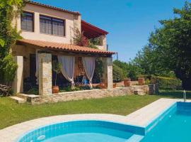 Villa Skine with private pool and lush garden，位于干尼亚的酒店