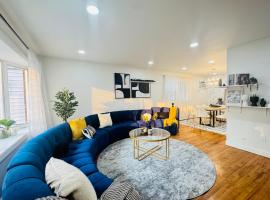 Lux Designer Home with Gaming Rm & free EWR pickup，位于泽西市的乡村别墅