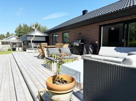 Lovely villa with a high standard in Karlsborg，位于卡尔斯堡的酒店