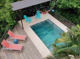 CASA TROPICAL-3 bdrm w private pool Close to beach，位于埃斯泰里略斯的酒店