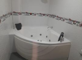 Hermoso apartamento de tres dormitorios con jacuzzi，位于齐克拉约的酒店