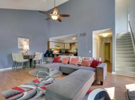 Bryce Resort Getaway w/ Sauna, 1 Mi to Lake Beach!，位于Basye的酒店