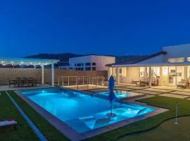 Chilled Salt Pool Luxury Firepit Mini Golfing