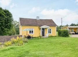 Charming Cottage by Lake in Torsebo