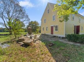 Historic Farm on 96 Acres!，位于Avery Corner的酒店