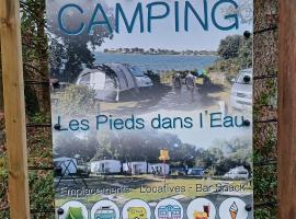 Hébergements sur camping au bord de la mer，位于克罗宗的露营地