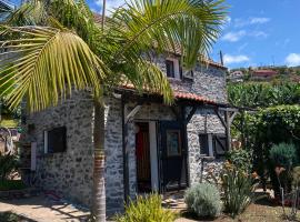 As Casinhas da Madeira - Cosy Stone Cottage in a subtropical garden，位于阿科达卡列塔的酒店