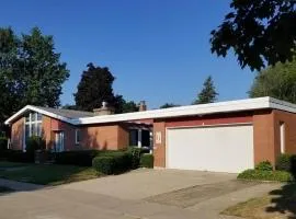 Cheerful 4 bedroom bungalow with indoor fireplace