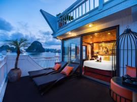 Hera Boutique Cruise Ha Long Bay，位于下龙湾的船屋