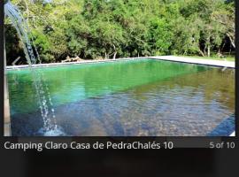 Pousada e Camping Claro Casa de Pedra de Delfinópolis -MG，位于德尔菲诺波利斯的酒店