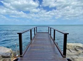 Belles on Ballow - Lorikeet Lodge - Absolute Waterfront，位于Amity Point的酒店