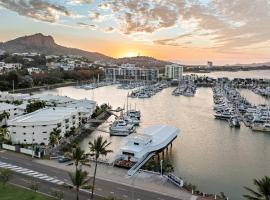 The Pier Pods on the water- 50m from Townsville bus terminal and ferry terminal，位于汤斯维尔的胶囊旅馆