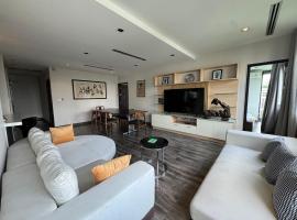 W8 CONDO, TOP Floor LUXE 3 Bedroom Penthouse, Hip central Bangkok area, 5 mins from Thonglo BTS station，位于曼谷的酒店