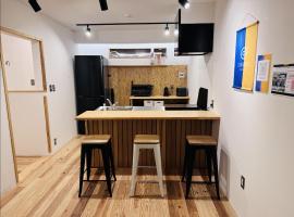 ゲストハウスSLOW HOUSE okuizumo，位于Minarimachi的带停车场的酒店