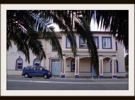 The Grand Hotel Helensville，位于Helensville的酒店