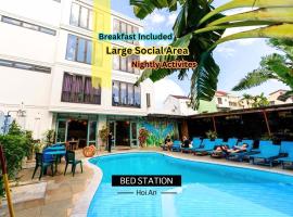 Bed Station Hostel & Pool Bar Hội An " Former Sunflower"，位于会安的酒店