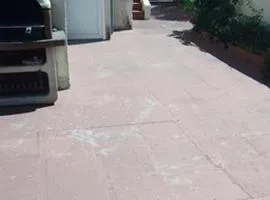 Maison sur 3 étages avec patio, terrasse avec barbecue, 1 chambre de disponible au 1er étage