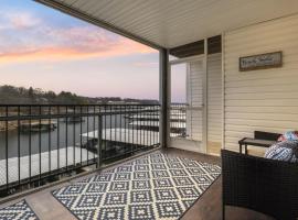 The Sunrise Suite Waterfront, Balcony with Pool，位于奥沙克湖的酒店