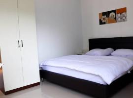 Almahouse guesthouse cirebon，位于Kanggraksan的酒店