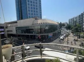 כמו חדר במלון מרפסת חניה פרטית
