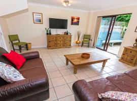 Oyster Cottage Braunton | Sleeps 6 | Dog Friendly，位于布朗顿的酒店