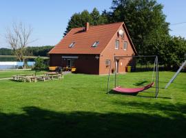 DOM NAD JEZIOREM KUŹNIa，位于Łąkie的酒店