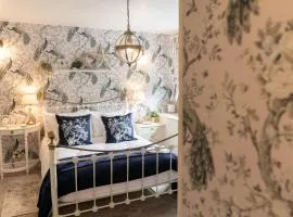Peacock Room at Field View Cottage
