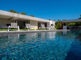 Villa contemporaine avec piscine Antibes，位于昂蒂布的酒店