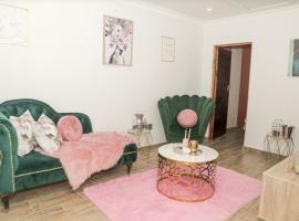 Rainbow Palace，位于Universitas的酒店