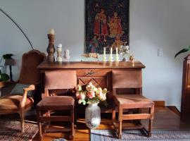 PARIS AUTHENTIC HOUSE Entier 1920's villa Métro Line 7 For Groups，位于巴黎的酒店