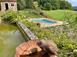 Chambre à Avot Bourgogne avec piscine，位于Avot的酒店