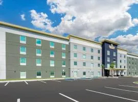 HomeTowne Studios by Red Roof Tampa - Airport