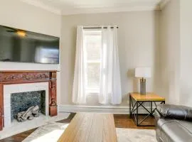 Spacious Chicago Condo w/ Deck < 9 Mi to Downtown!
