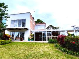 Orion Luxury Lodge，位于Calibío的带按摩浴缸的酒店
