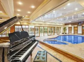 Entire Maggie's Guesthouse - free cinema, pool, spa, tennis court, karaoke, more!