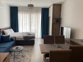 DejaBlue Penthouse Studio，位于Bahçeli的酒店