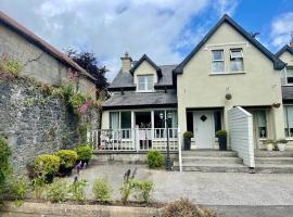 Elegant Townhouse steps from historic Birr Castle，位于比尔的酒店