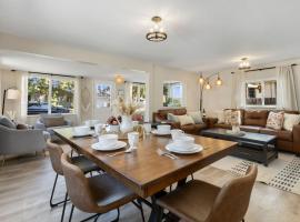 Downtown Windsor Home with Hot Tub and Pool Table，位于温莎的酒店