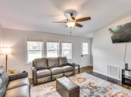 2 Mi to Lake Michigan Pet-Friendly Sawyer Apt，位于Sawyer的酒店