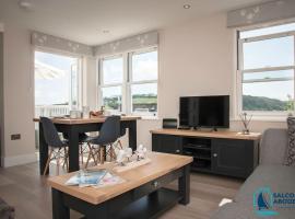 Beach View - Stylish Stay, Estuary Views & Luxury Spa Access，位于索尔科姆的酒店