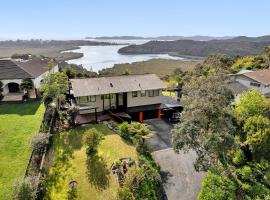 Sunrise Lookout - Paihia Holiday Home，位于Haruru的酒店