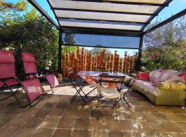 Gîte Bel air piscine vue époustouflante sur le Luberon et Les villages touristiques centralisés，位于加尔加斯的酒店