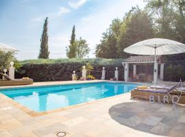 Charming Provencal house in the heart of the Fayence region，位于图雷特的酒店