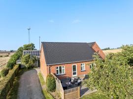 6 Bedroom Beautiful Home In Ærøskøbing，位于艾勒斯克宾的带按摩浴缸的酒店